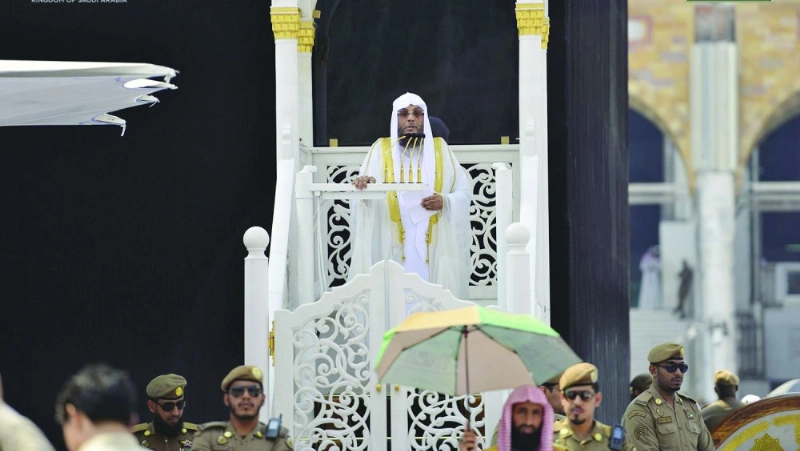 أسامة خياط أثناء خطبة الجمعة أمس (واس)