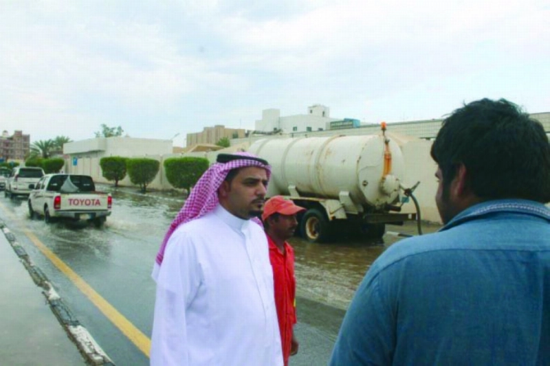 سعيد الغامدي يتابع نزح مياه الأمطار الأخيرة