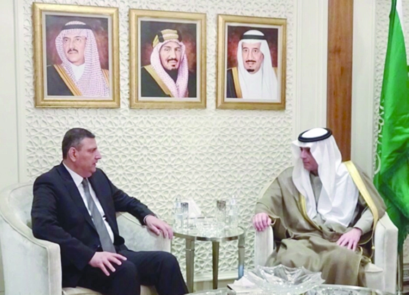 الجبير مستقبلا رياض حجاب في الرياض أمس (واس)