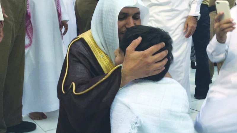 المعيقلي يقبل جبين غانم المفتاح (مكة)