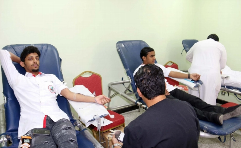 منسوبو الكلية خلال تبرعهم بالدم (واس)