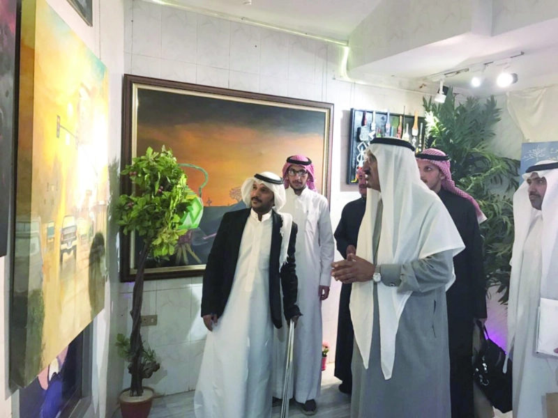 فهد السماري متجولا في جمعية الثقافة والفنون بالباحة (مكة)