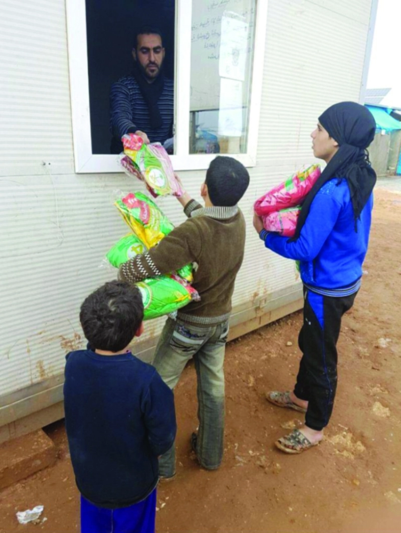 مساعدات سعودية إغاثية للنازحين في الشمال السوري (واس)