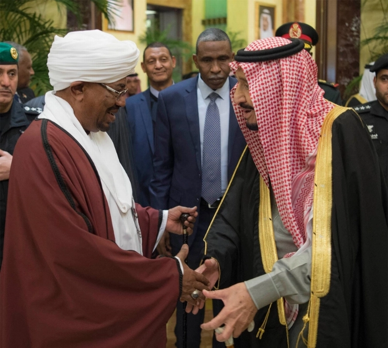 خادم الحرمين مستقبلا عمر البشير (واس)