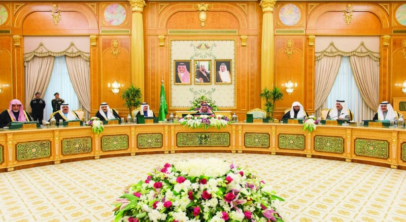 الملك سلمان لدى ترؤسه جلسة مجلس الوزراء في قصر اليمامة بالرياض أمس (واس)