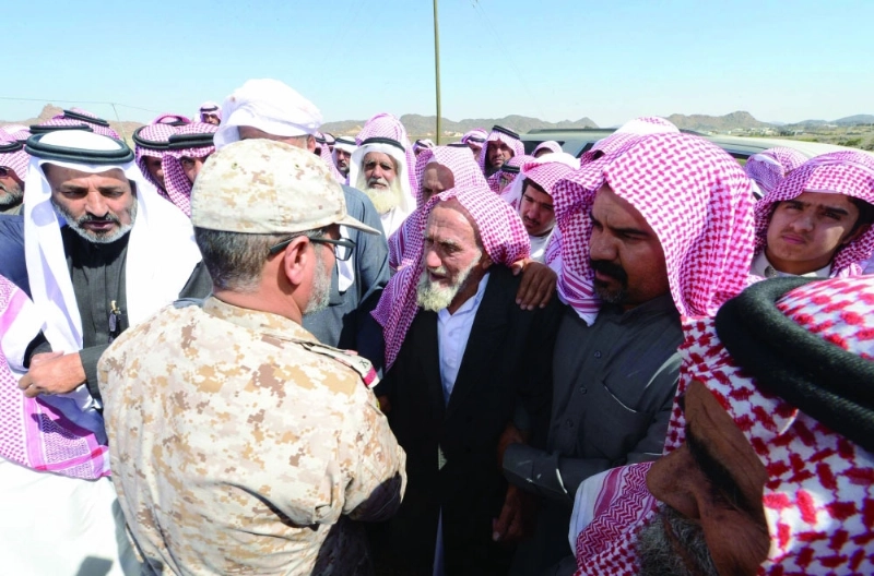 ذوو الشهيد الأحمري يتلقون العزاء (واس)