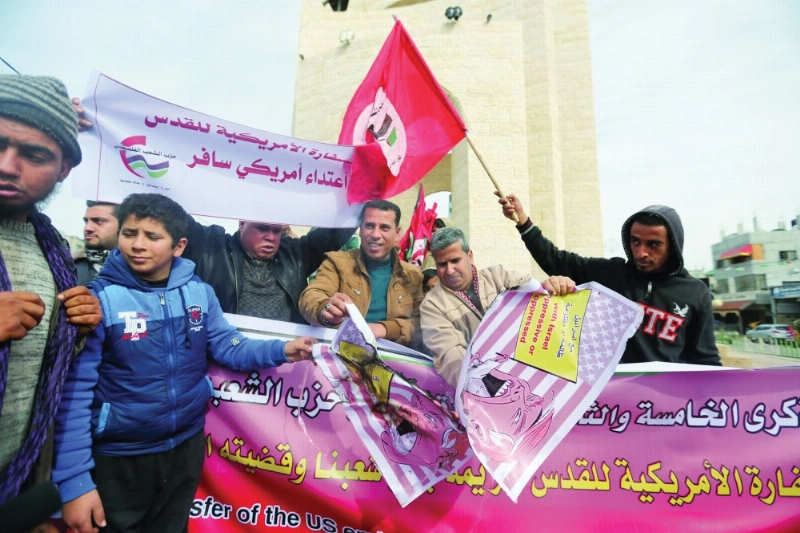 فلسطينيون برفح يتظاهرون ضد نقل سفارة واشنطن للقدس (رويترز)