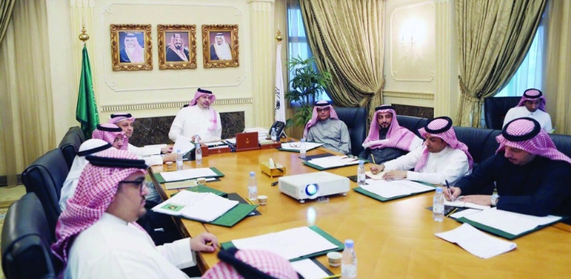 عبدالله بن مساعد خلال ترؤسه اجتماع أمس (مكة)
