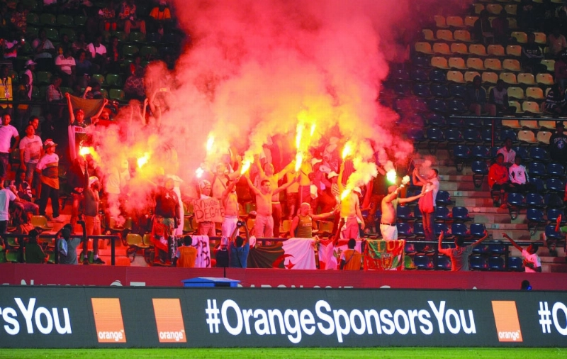 مشجعو الجزائر يعبرون عن غضبهم للخروج من أمم أفريقيا (إ ب أ)