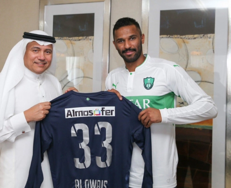 محمد العويس مع أحمد المرزوقي عقب التوقيع رسميا (إعلامي الأهلي)