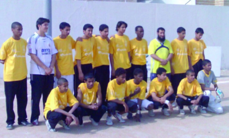 العويس أقصى اليمين جلوسا في منتخب المدرسة (مكة)