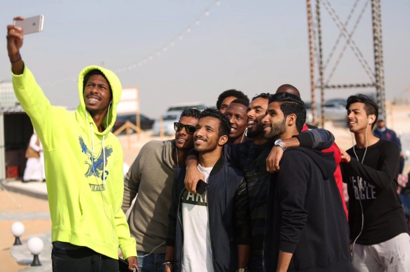 كنو يلتقط صورة سيلفي مع زملائه خلال حفل غداء أمس (إعلامي الاتفاق)