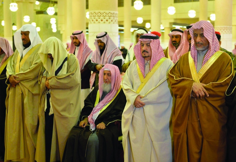 فيصل بن بندر يتقدم المصلين في الرياض (واس)