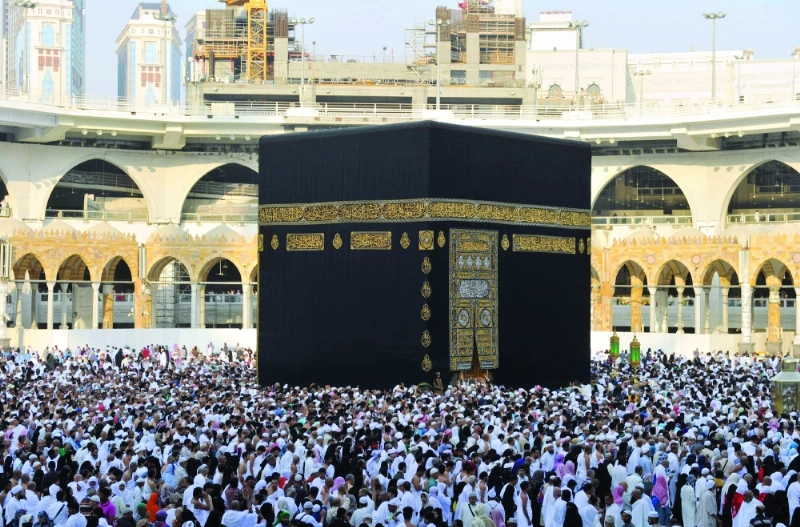 من صلاة الاستسقاء في الحرم المكي أمس (واس)