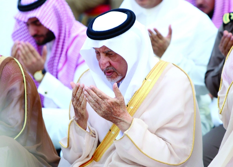 خالد الفيصل خلال أداء صلاة الاستسقاء في الحرم المكي أمس (واس)