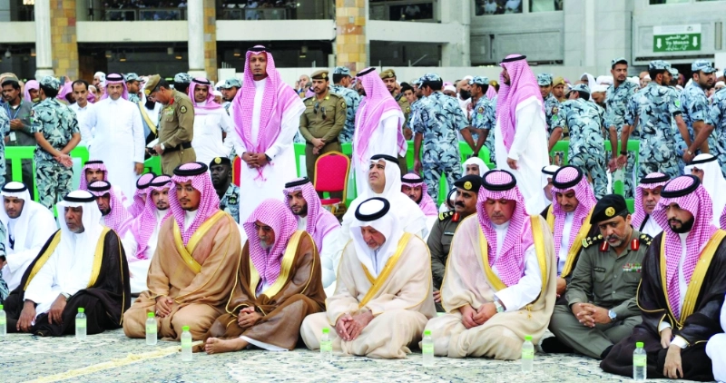 خالد الفيصل خلال أداء صلاة الاستسقاء في الحرم المكي أمس (واس)