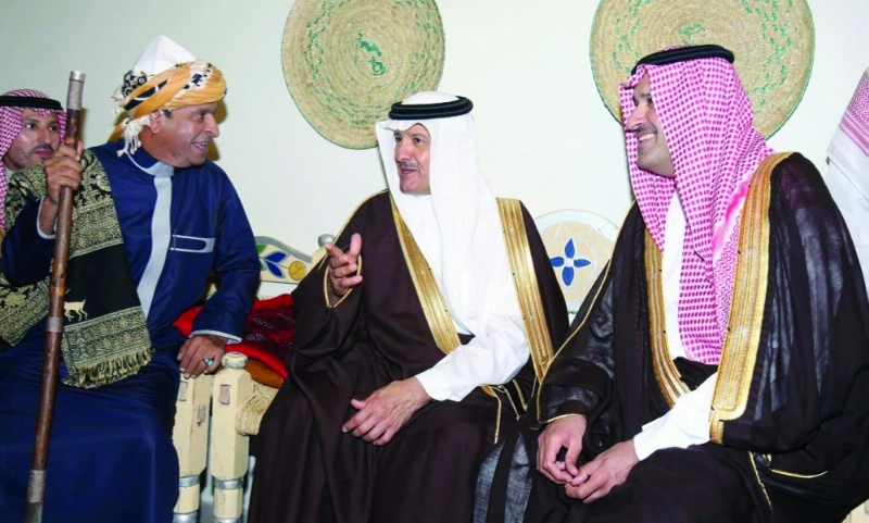 سلطان بن سلمان وفيصل بن سلمان في حديث ودي مع أحد العاملين بالسوق (واس)