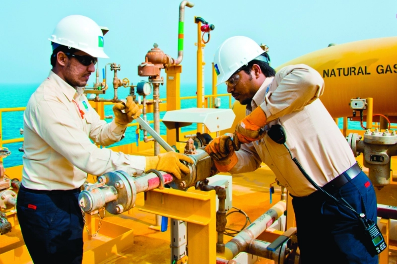 مهندسان تابعان لأرامكو في أحد مشاريع الشركة (مكة)