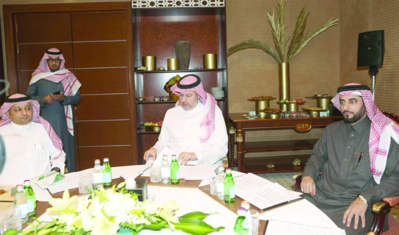 عبدالله بن مساعد خلال ورشة عمل ديون الأندية أمس (مكة)