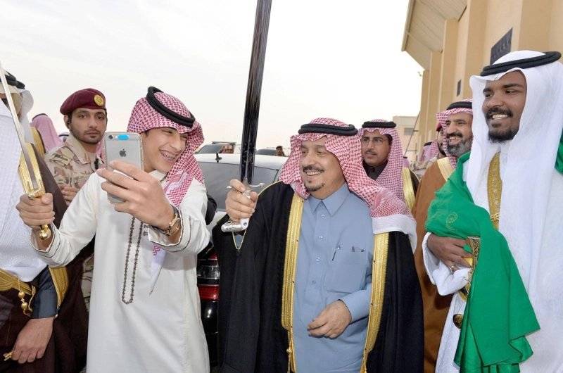 فيصل بن بندر خلال زيارته محافظتي الغاط والزلفي ومشاركته الأهالي العرضة وتفقد بعض المشاريع (واس)