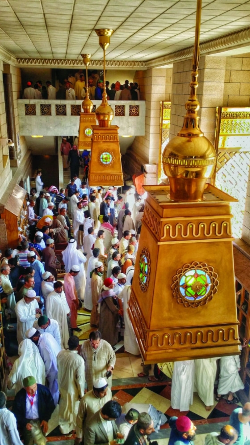 مصلون في المسجد النبوي (مكة)