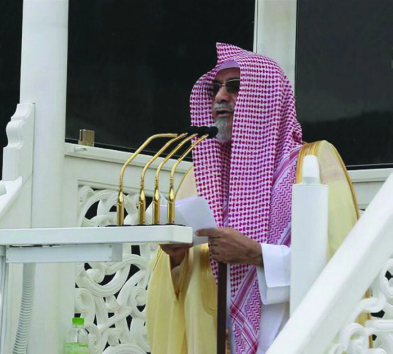 صالح بن حميد خلال خطبة الجمعة أمس (واس)