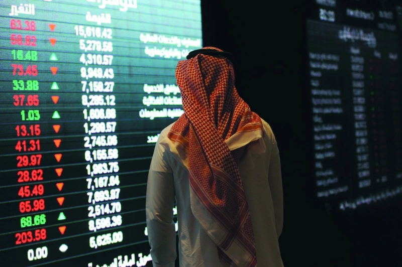 مستثمر يتابع شاشات الأسهم (مكة)