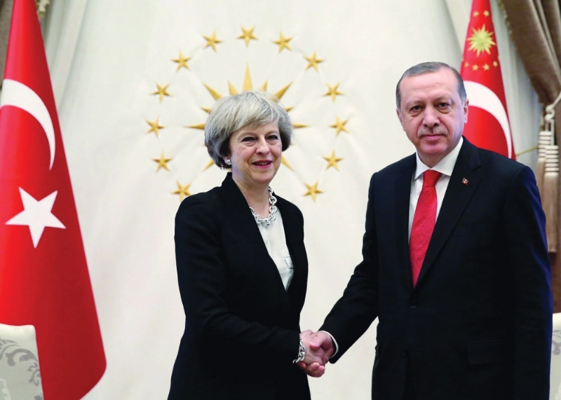 إردوغان مستقبلا ماي في أنقرة أمس (إ ب أ)
