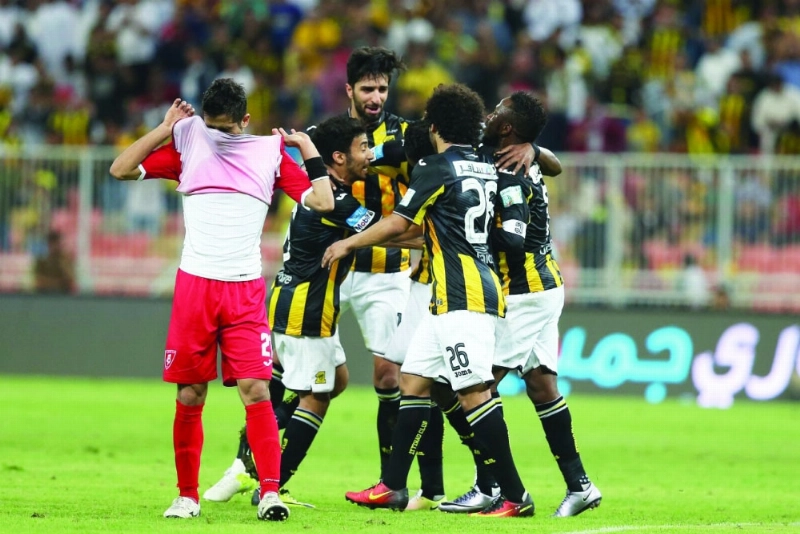 لاعبو الاتحاد يحتفلون بهدف ربيع السفياني أمس (علي القرني)