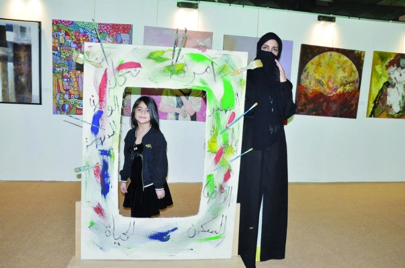 الجعفري مع إحدى لوحاتها (مكة)