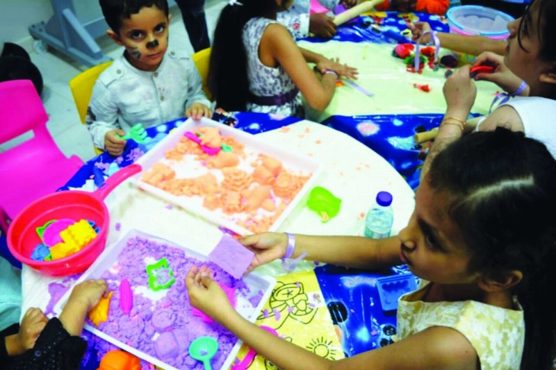 عدد من الأطفال داخل المهرجان (مكة)