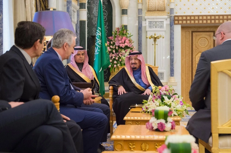 الملك سلمان خلال استقباله راسم ليايتش وميركو شاركوفيتش والوفدين المرافقين لهما أمس (واس)