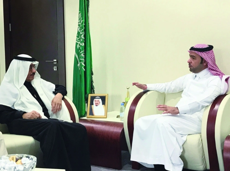 الحقيل وحجار خلال لقائهما أمس (واس)