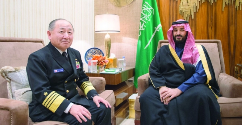 الأمير محمد بن سلمان خلال لقائه كاوانو في مكتبه بالرياض أمس (واس)