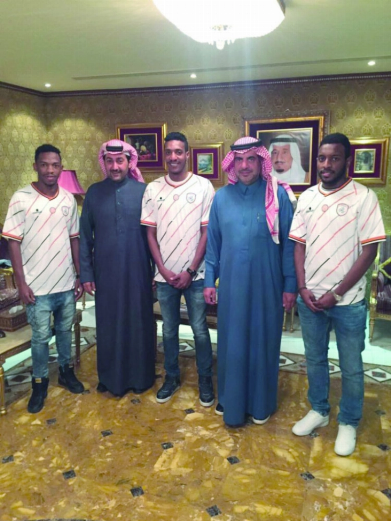 ثلاثي الهلال بشعار الشباب (إعلامي الشباب)
