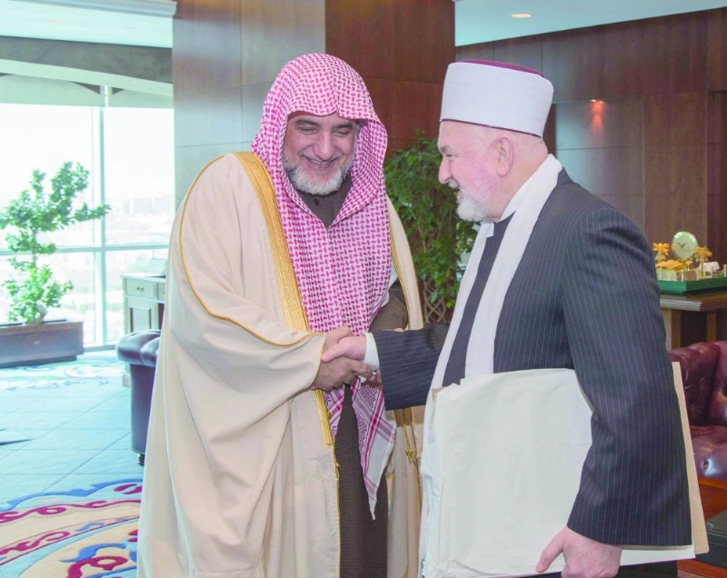 صالح آل الشيخ خلال لقائه مصطفى سيريتش أمس (واس)