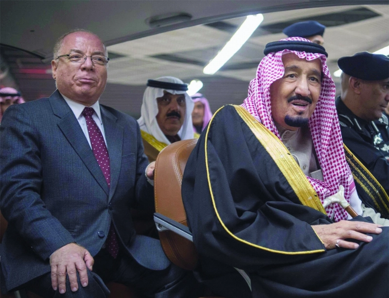 الملك سلمان خلال جولته في جناح مصر (واس)
