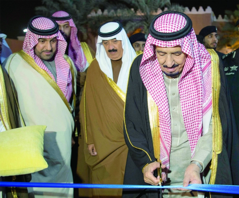 ويقص شريط الافتتاح (واس)