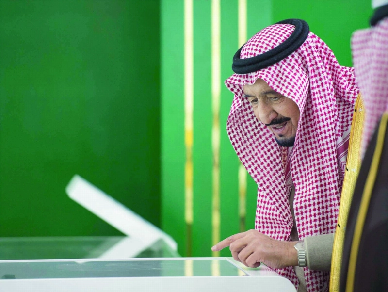 الملك سلمان مدشنا جناح الملك عبدالله