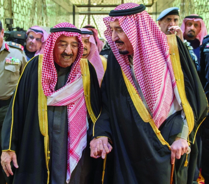 الملك سلمان والشيخ صباح الصباح لدى وصولهما مقر الحفل