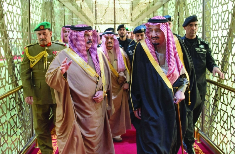 خادم الحرمين والملك حمد آل خليفة لدى وصولهما لمقر الحفل (واس)