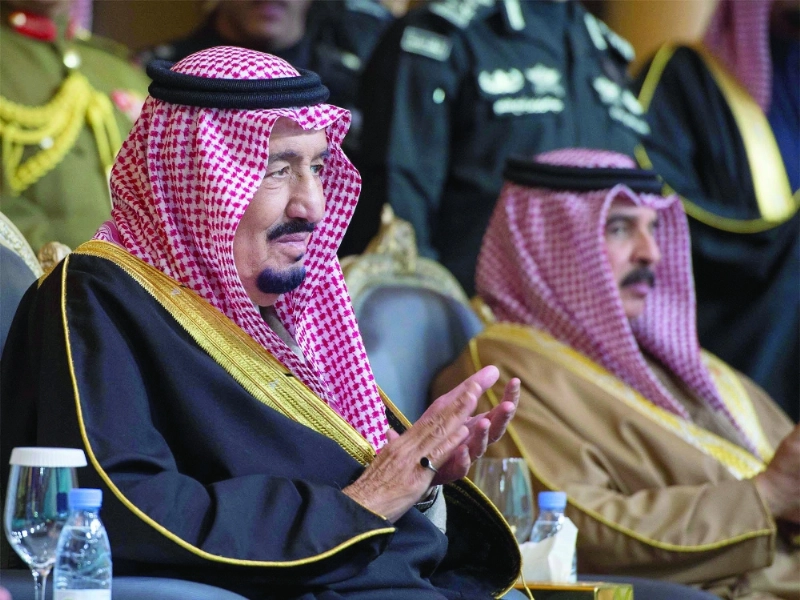 خادم الحرمين خلال الحفل أمس
