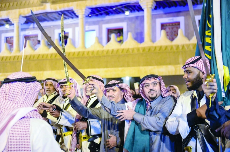 فيصل بن مشعل مشاركا الأهالي العرضة