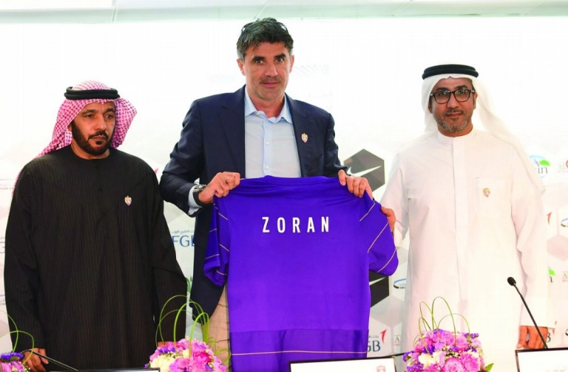 زوران ماميتش عقب توقيع العقد أمس (إعلامي العين)