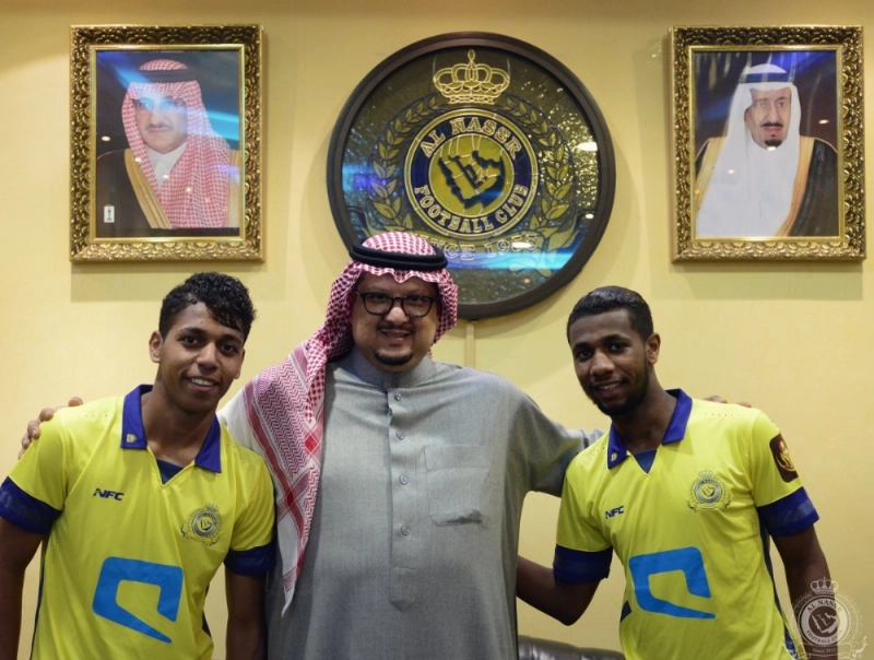 فيصل بن تركي يتوسط سامي النجعي وعبدالرحمن الدوسري (إعلامي النصر)