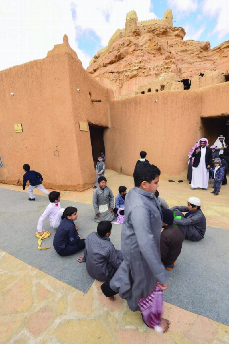 أطفال يمارسون إحدى الألعاب الشعبية