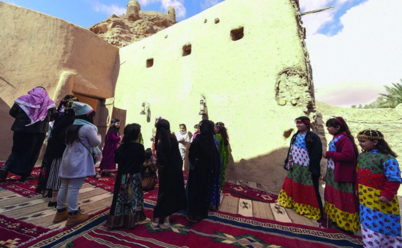 أطفال مع ذويهم يستمتعون بالمهرجان (مكة)
