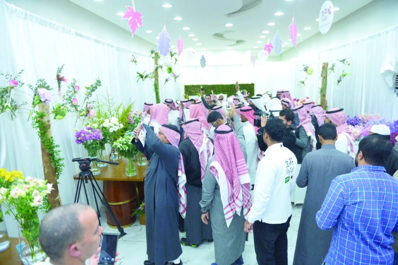 جانب من حضور المعرض (مكة)
