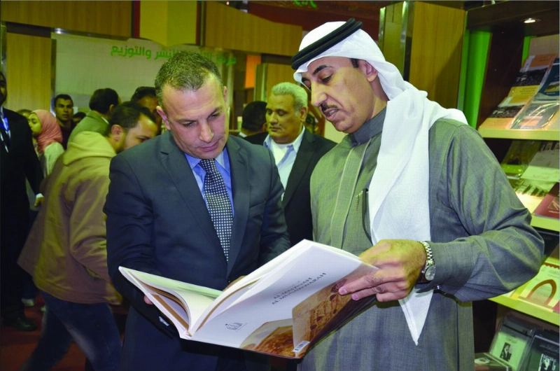 الدكتور خالد النامي خلال استقبال وكيل وزارة الصناعة والتجارة محمد سامى المصري بالجناح السعودي (مكة)