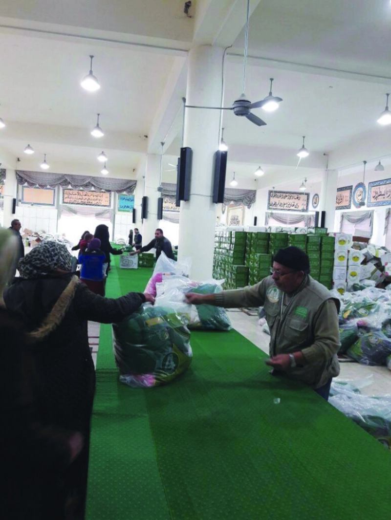 عائلات سورية تتلقى مساعدات سعودية بلبنان (واس)